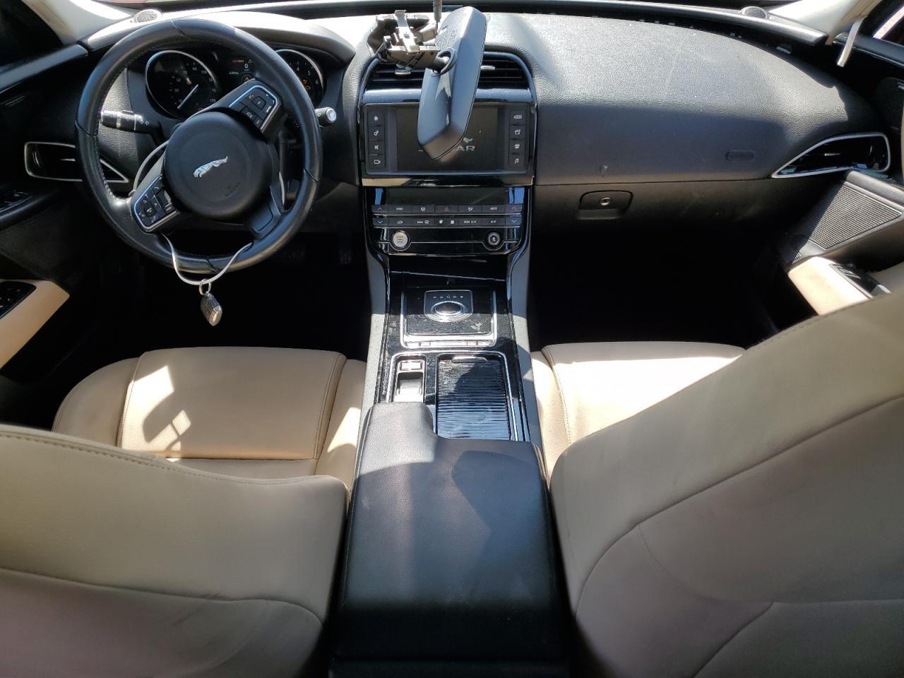 2018 Jaguar Xe Premium - zdjęcie 8