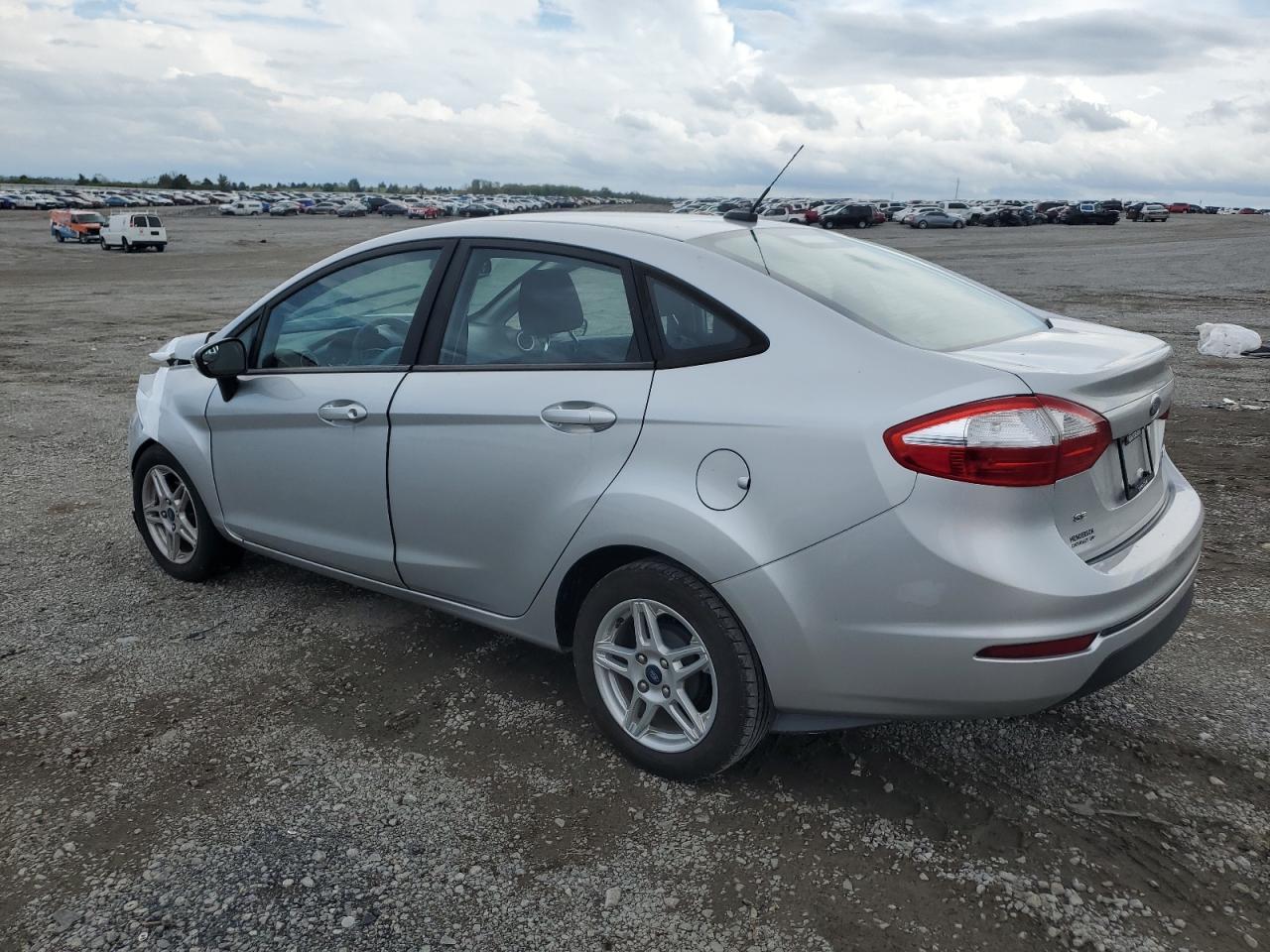 2019 Ford Fiesta Se - zdjęcie 2