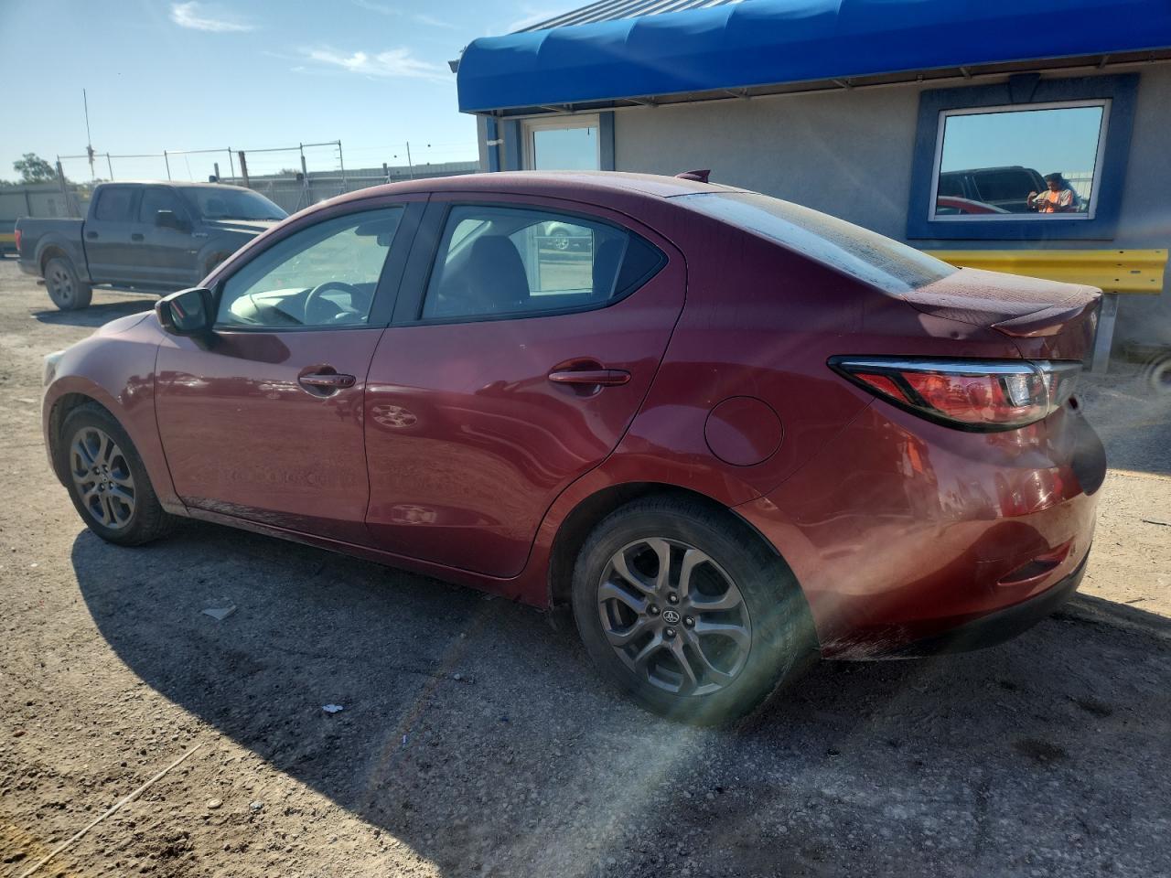 2019 Toyota Yaris L - zdjęcie 2