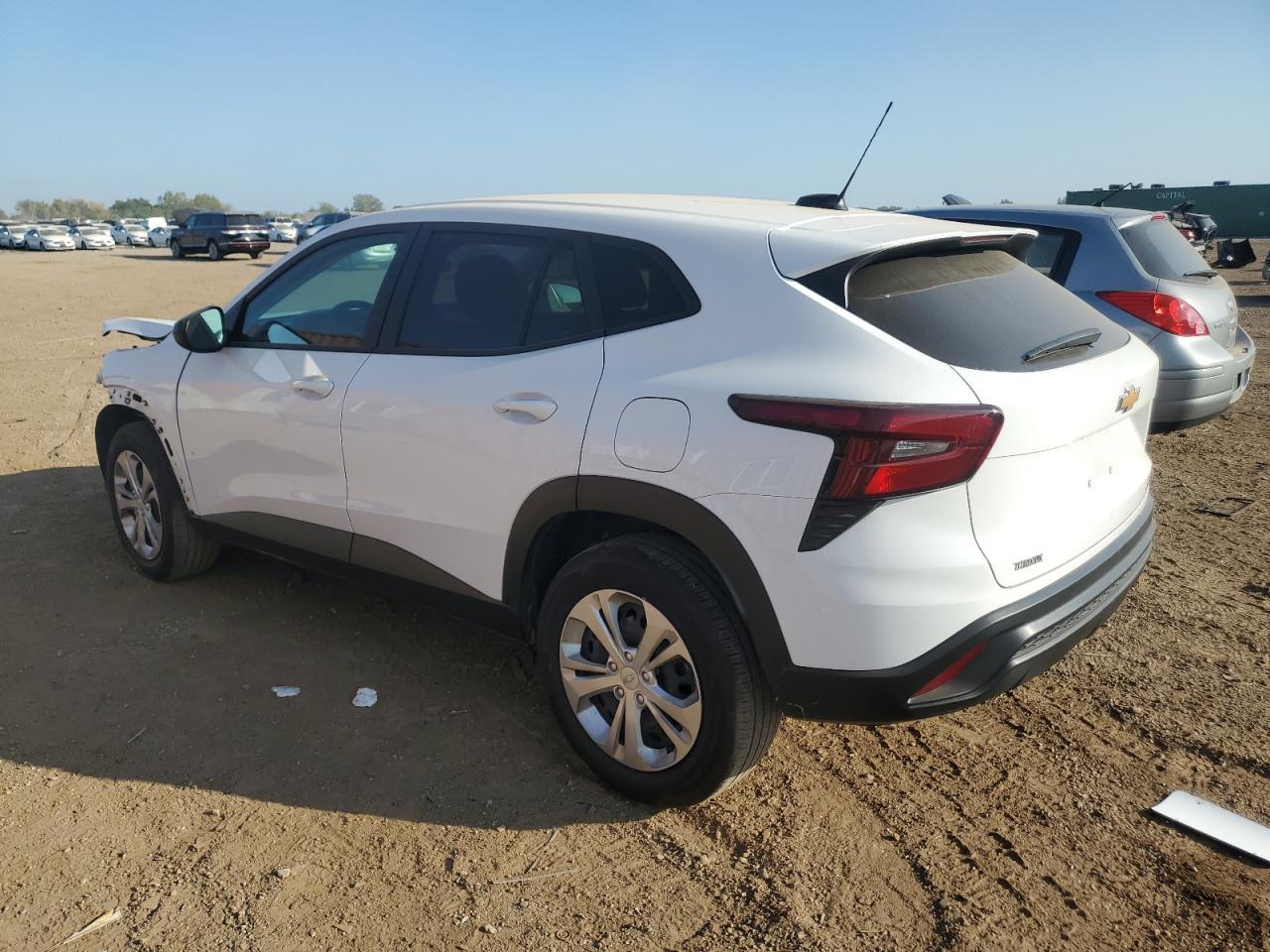 2025 Chevrolet Trax Ls - zdjęcie 2