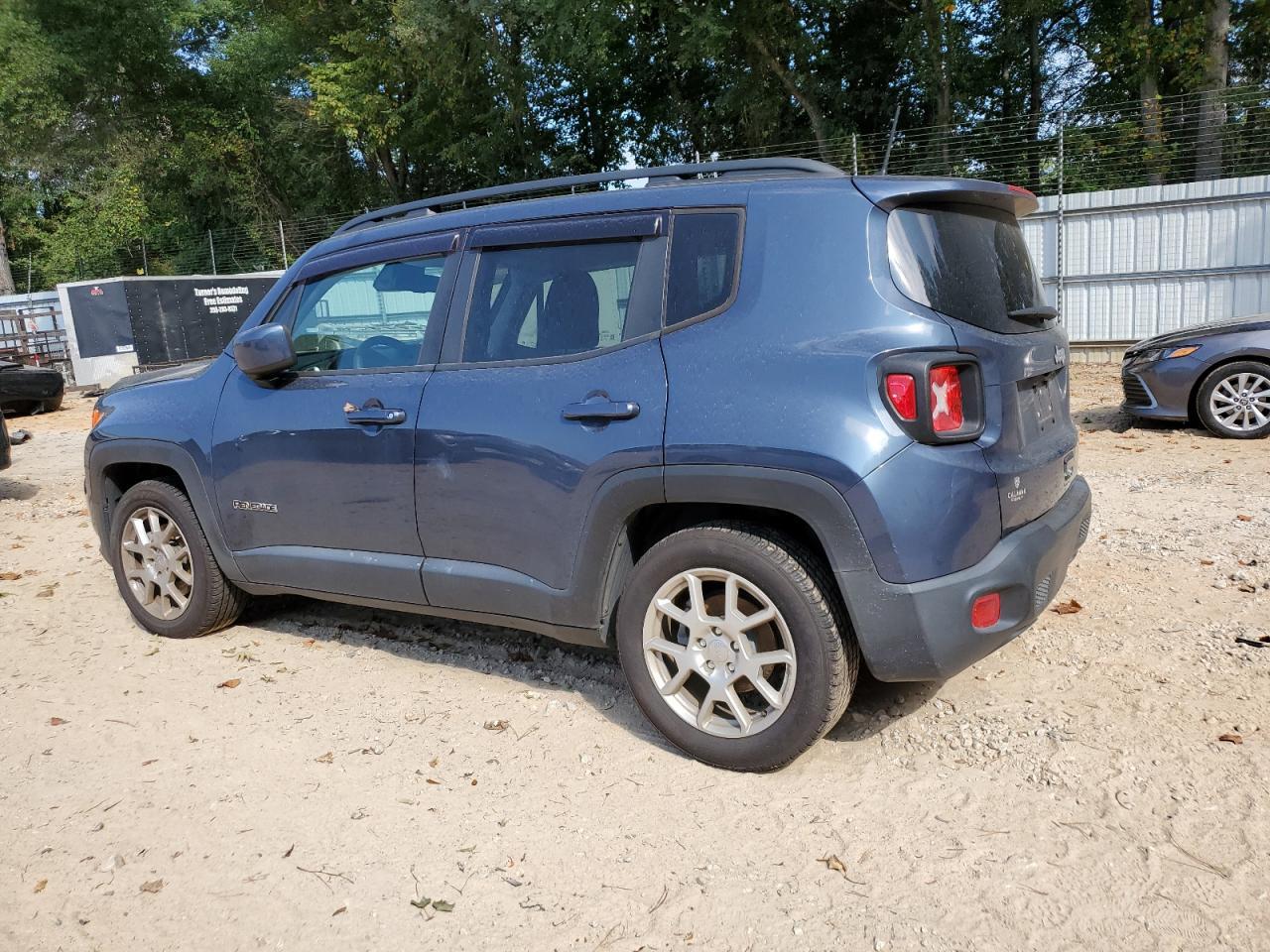2020 Jeep Renegade Latitude - zdjęcie 2
