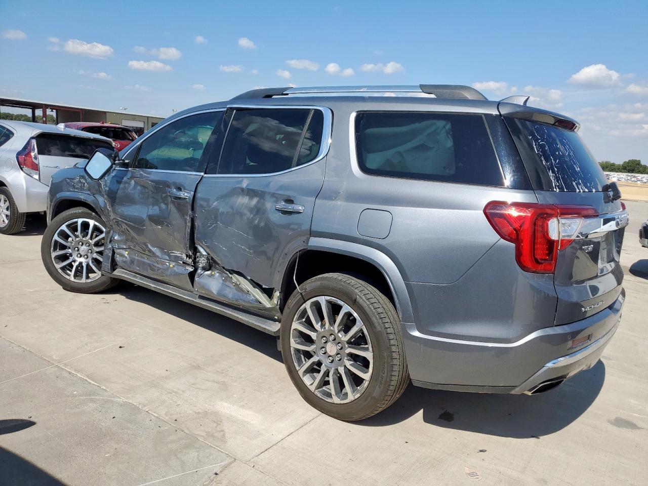 2021 GMC Acadia Denali - zdjęcie 2