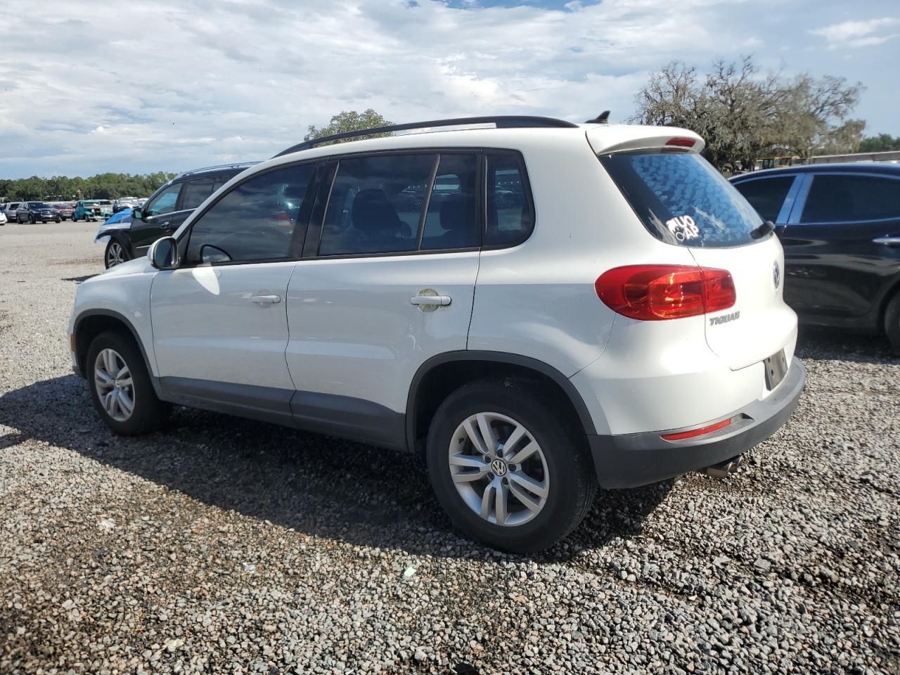 2015 Volkswagen Tiguan S - zdjęcie 2