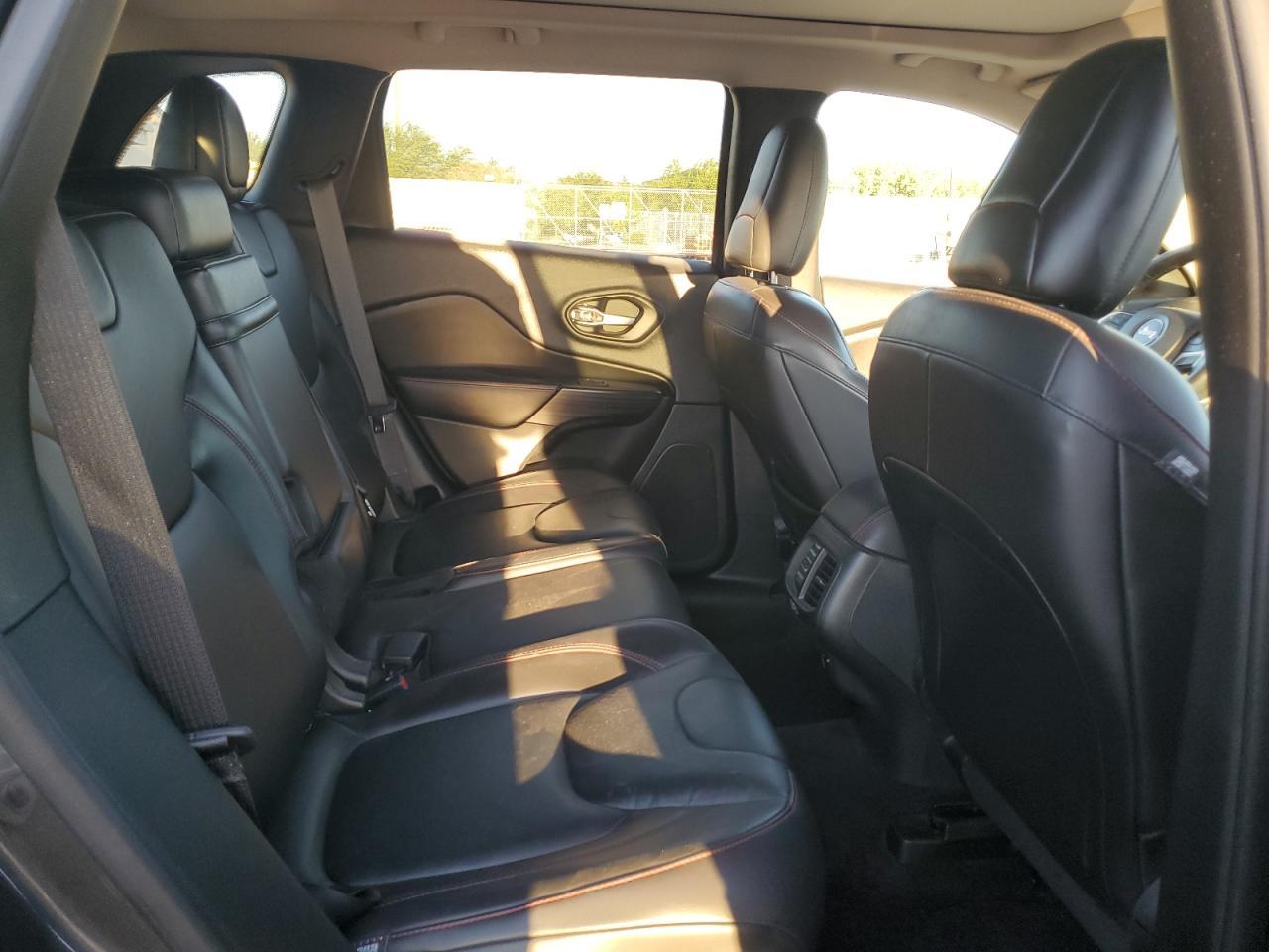 2016 Jeep Cherokee Trailhawk - zdjęcie 11