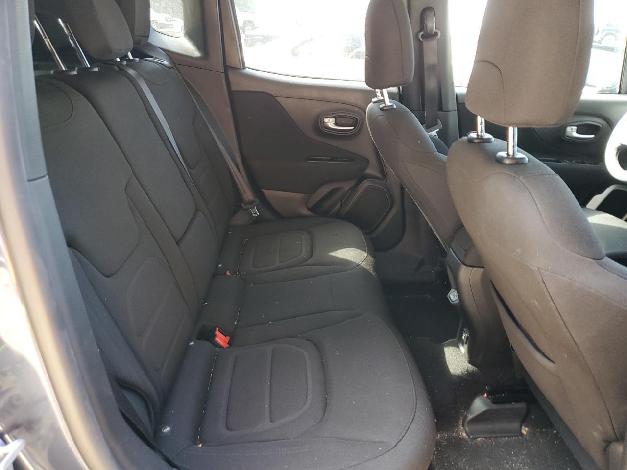 2020 Jeep Renegade Latitude - zdjęcie 11