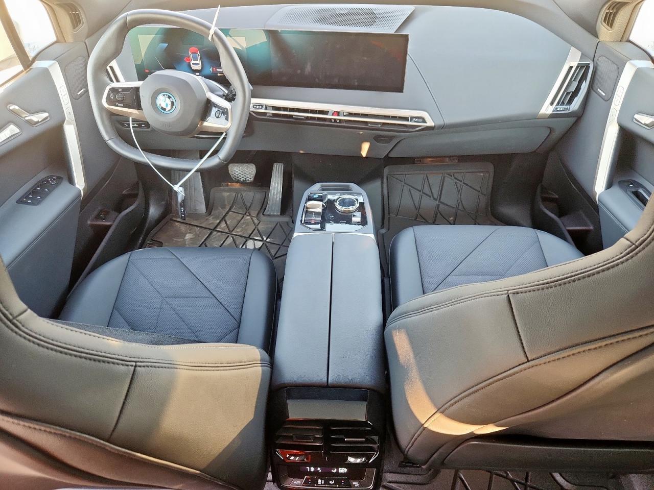 2025 BMW Ix xDrive50 - zdjęcie 8