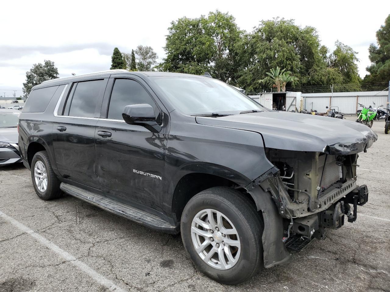 2022 Chevrolet Suburban C1500 Lt - zdjęcie 4