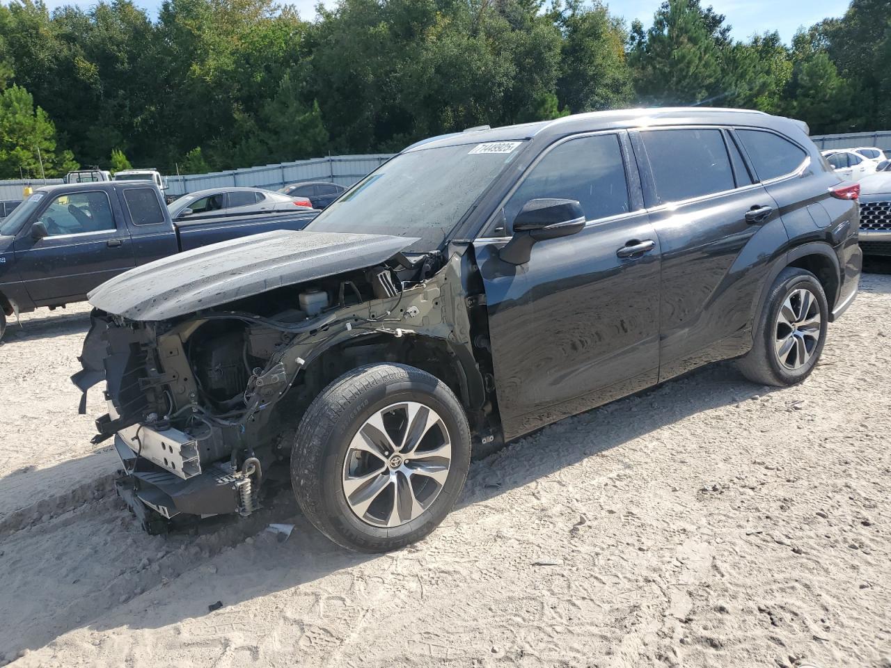 2021 Toyota Highlander Xle - zdjęcie główne