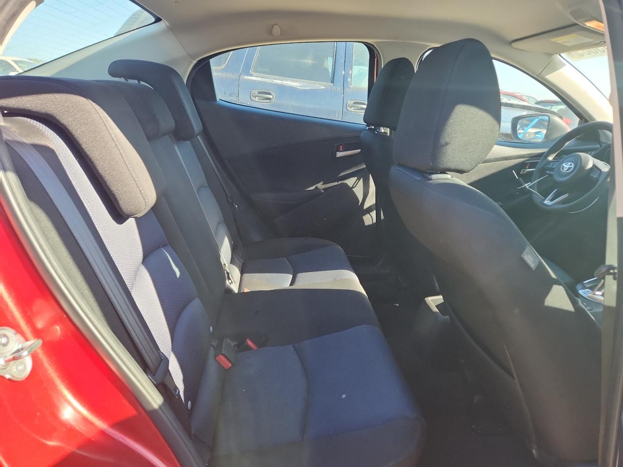 2019 Toyota Yaris L - zdjęcie 10