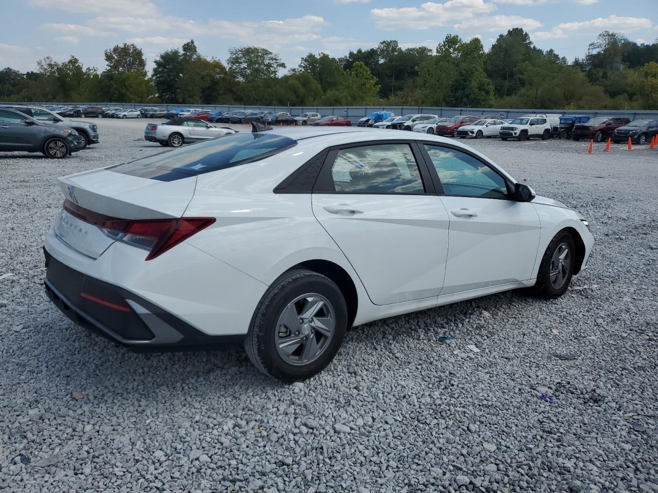 2024 Hyundai Elantra Se - zdjęcie 3
