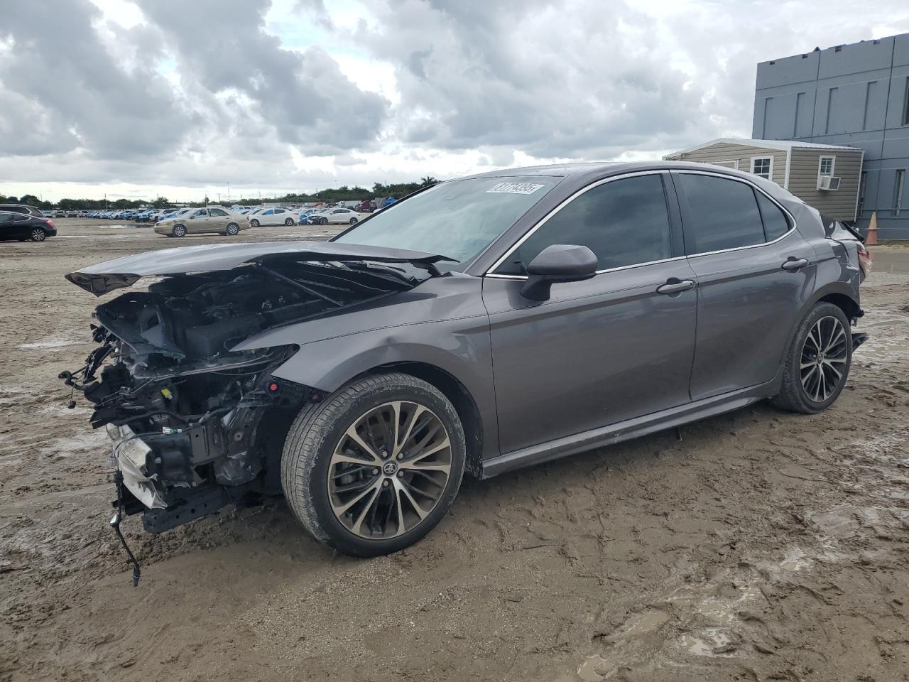 2020 Toyota Camry Se - zdjęcie główne