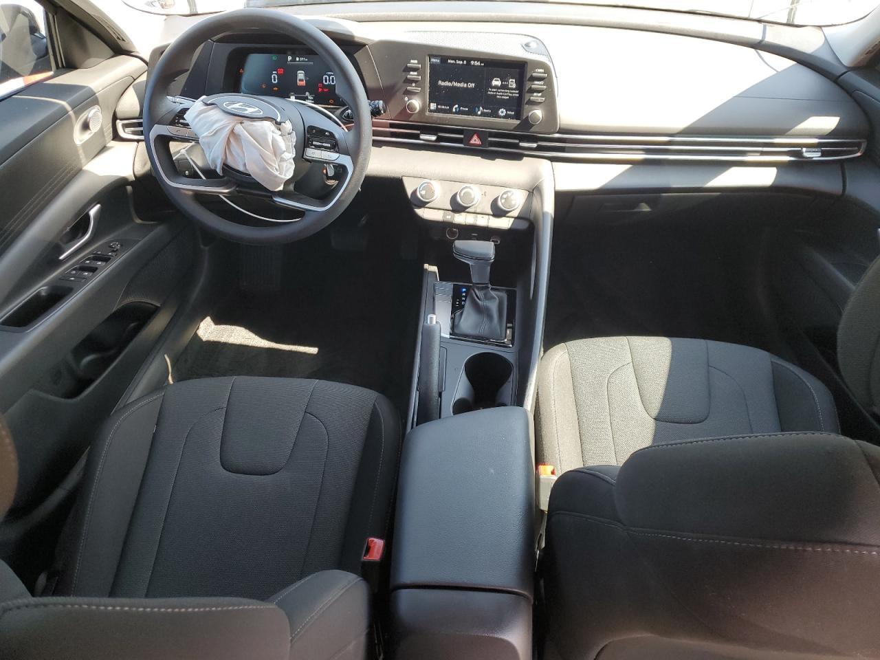 2025 Hyundai Elantra Se - zdjęcie 8