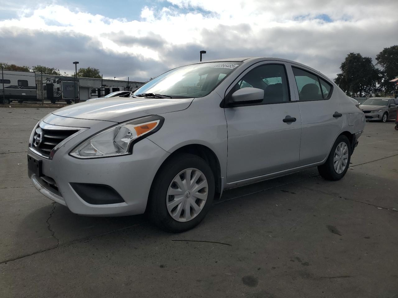 2017 Nissan Versa - zdjęcie główne