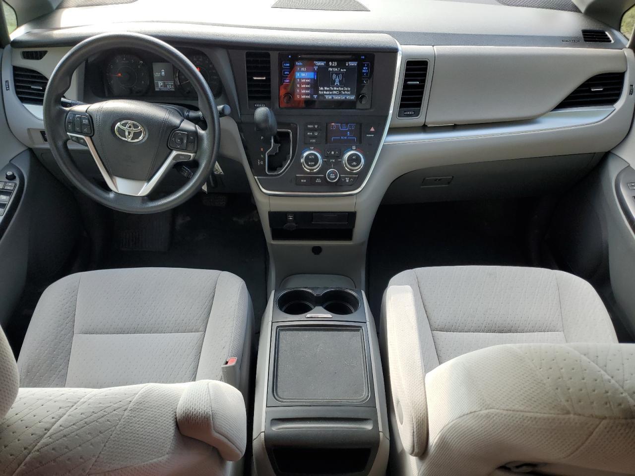 2016 Toyota Sienna Le - zdjęcie 9