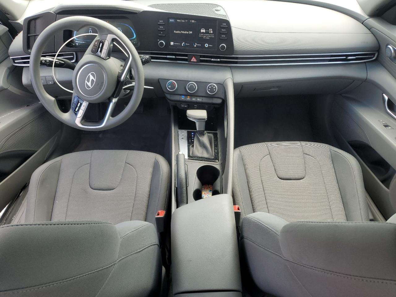 2024 Hyundai Elantra Se - zdjęcie 8