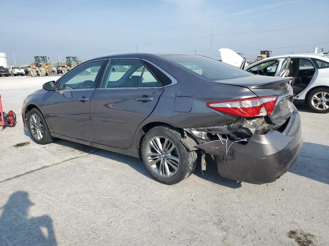 2017 Toyota Camry Le - zdjęcie 2