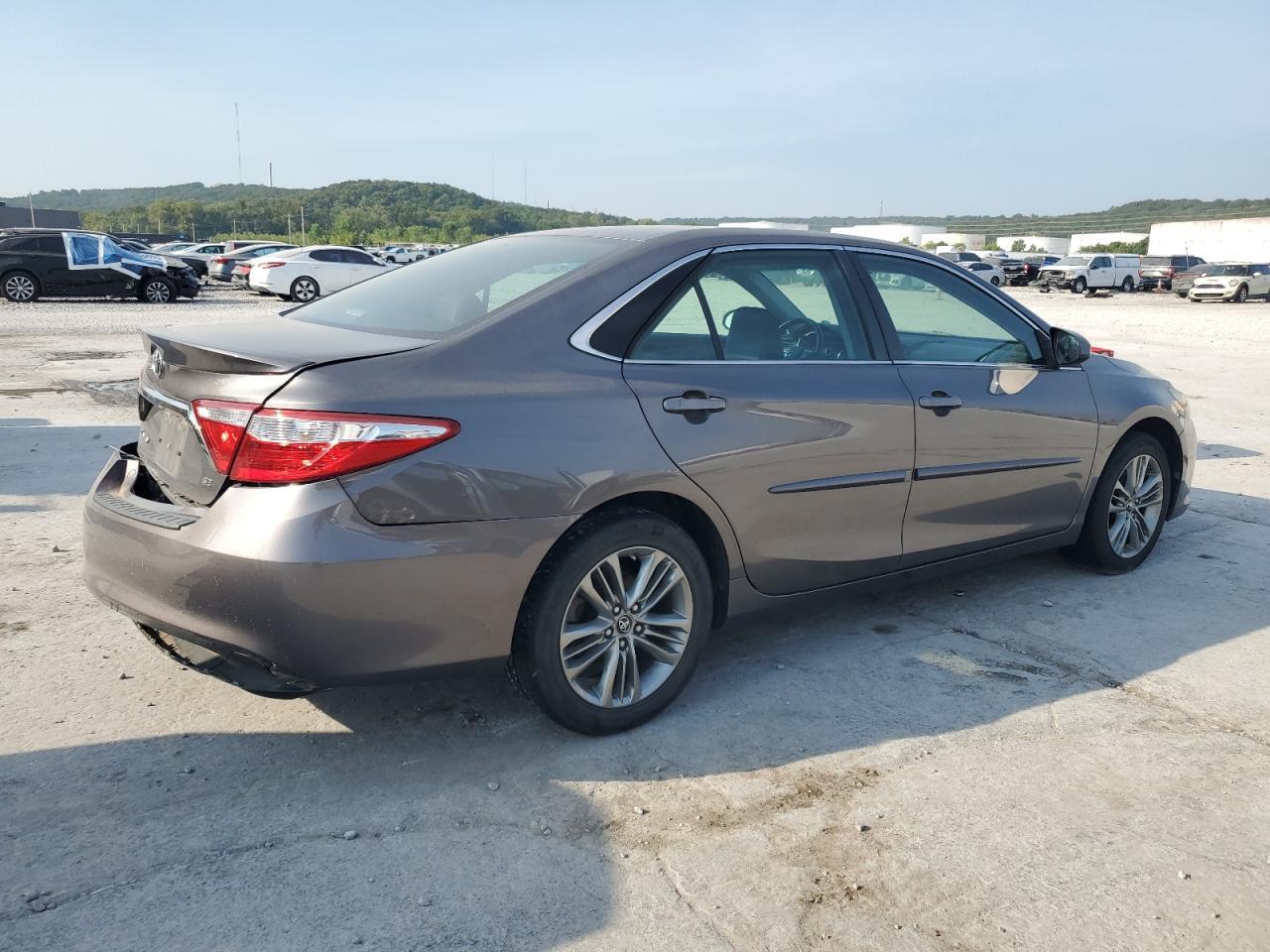 2017 Toyota Camry Le - zdjęcie 3