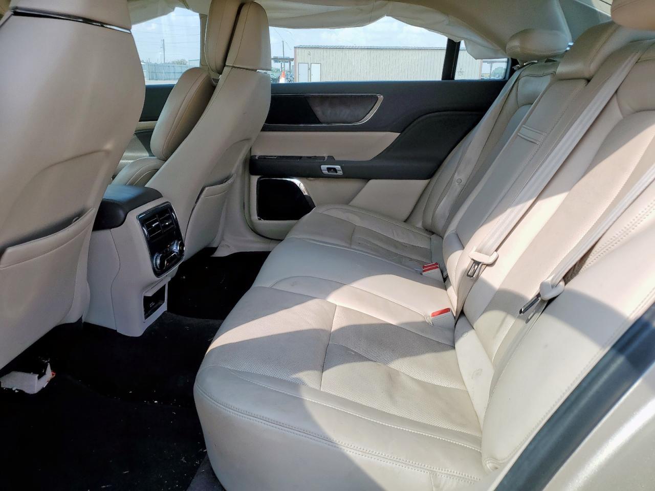 2017 Lincoln Continental Reserve - zdjęcie 10