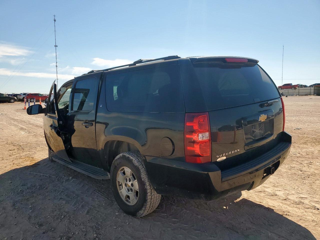 2013 Chevrolet Suburban - zdjęcie 2
