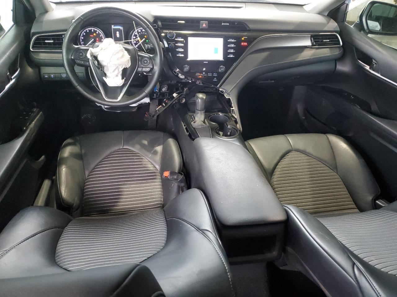 2020 Toyota Camry Se - zdjęcie 8