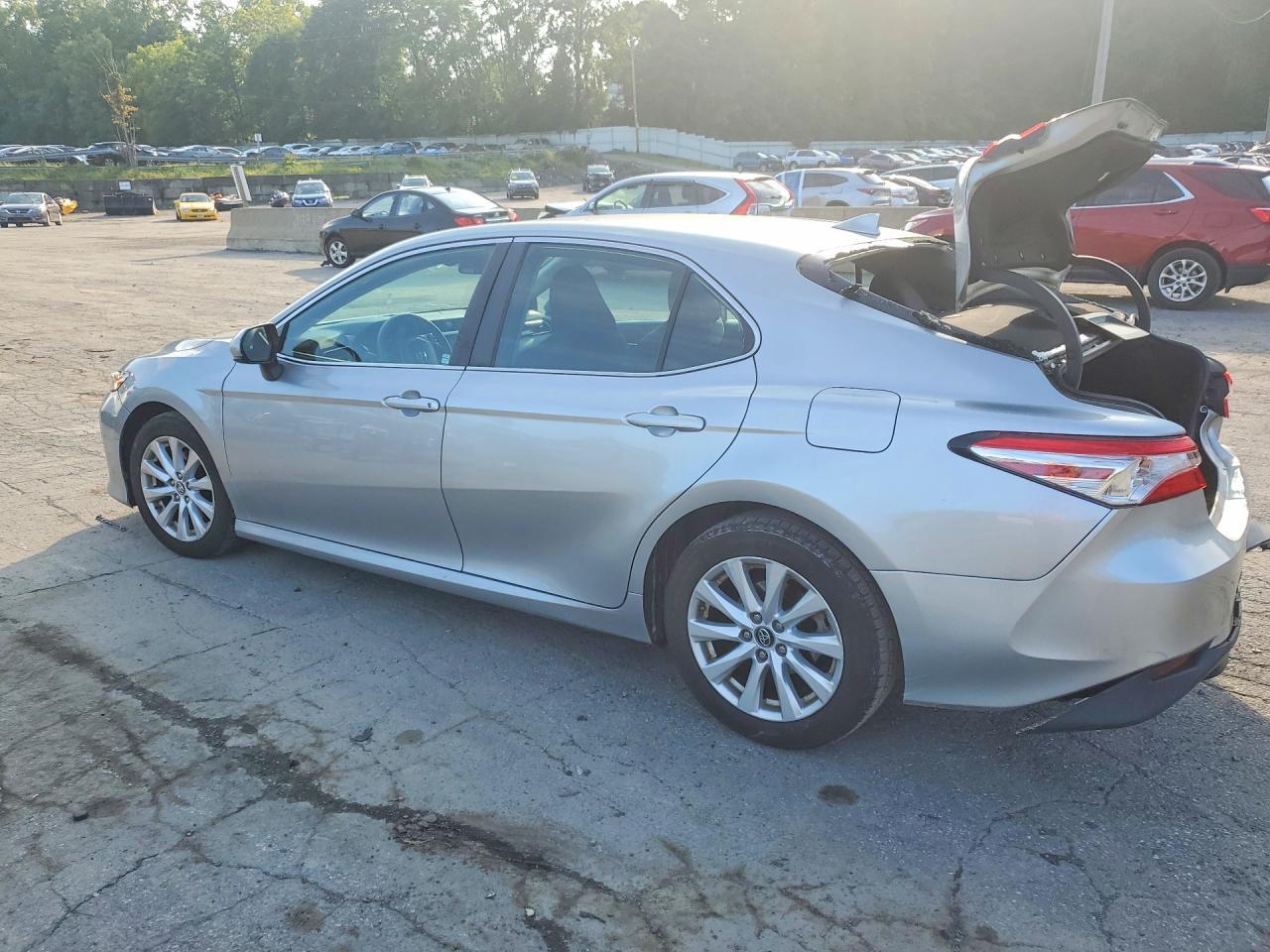 2019 Toyota Camry Le - zdjęcie 2