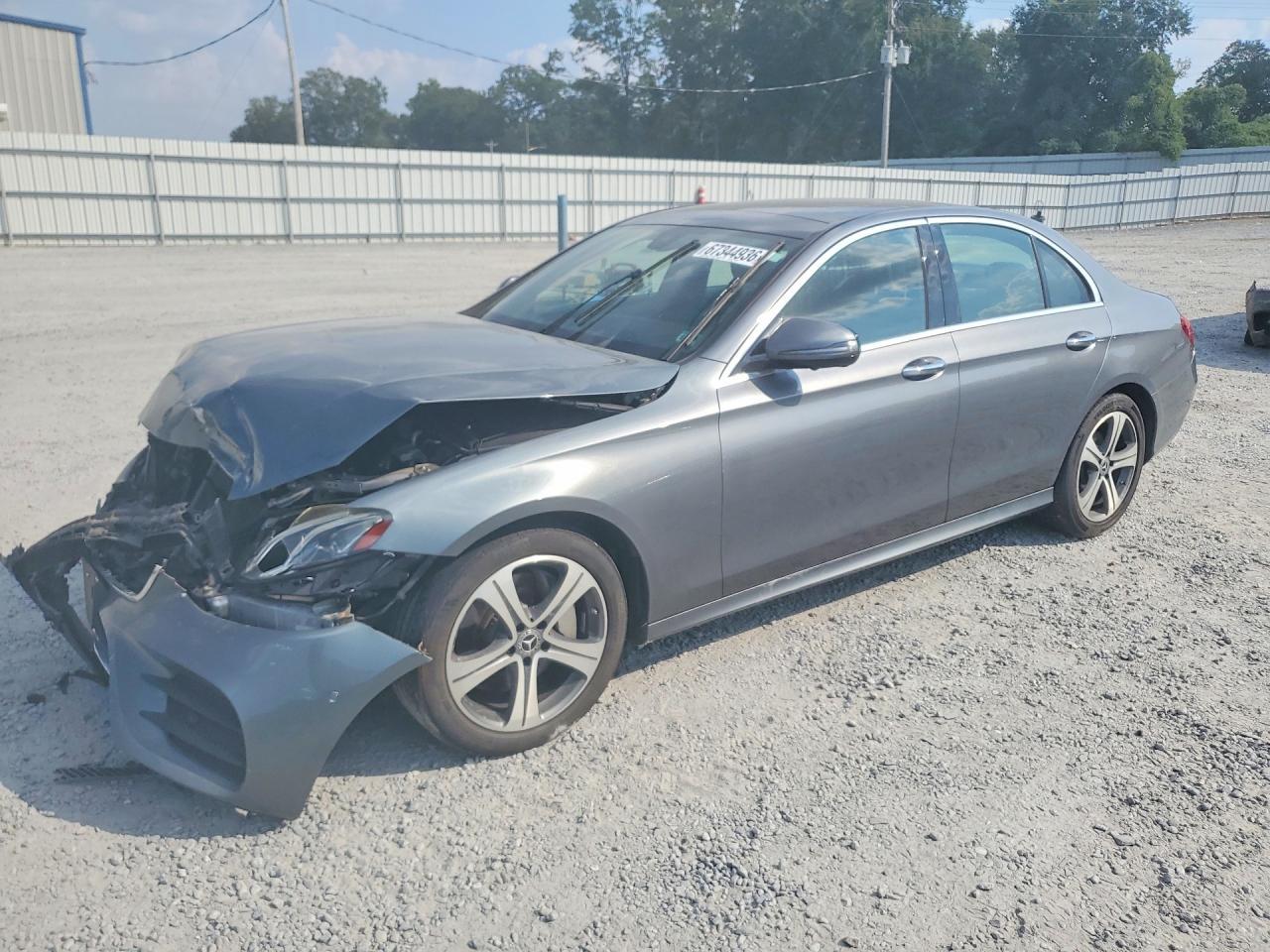 2020 Mercedes-Benz E 350 4Matic - zdjęcie główne