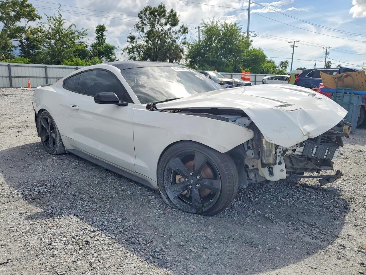 2021 Ford Mustang - zdjęcie 4