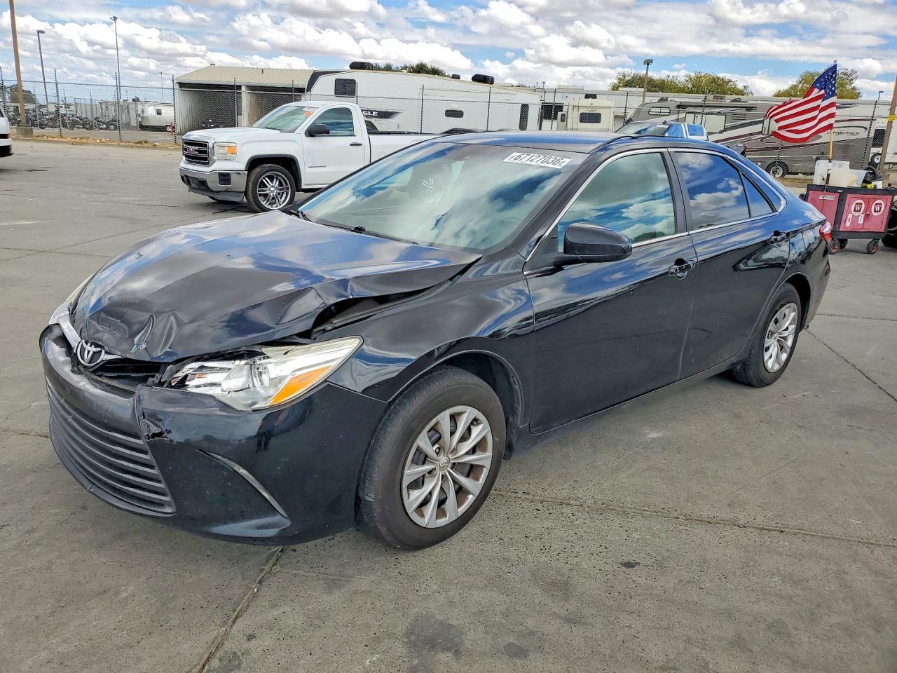 2017 Toyota Camry Le - zdjęcie główne
