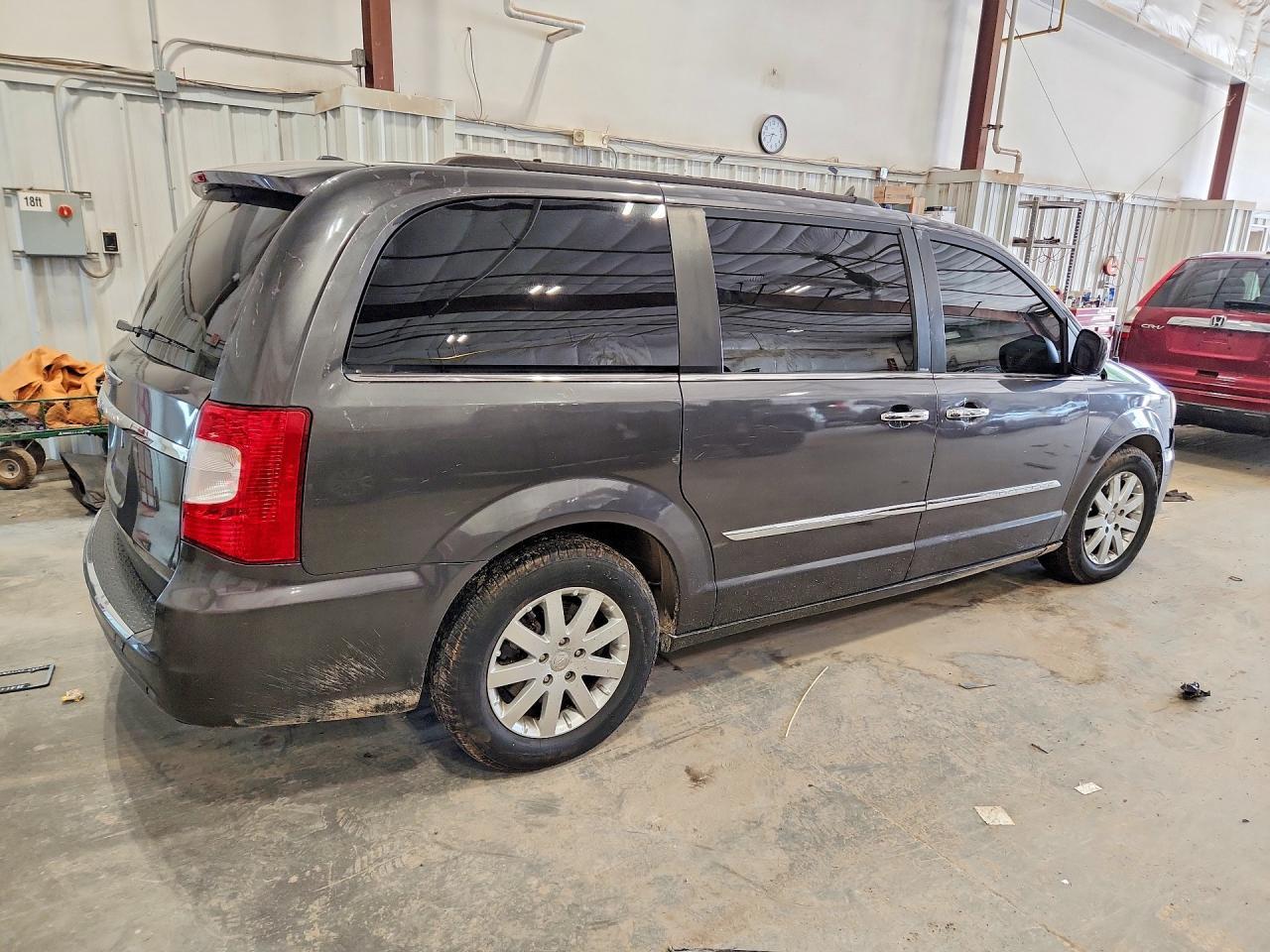 2016 Chrysler Town & Country Touring - zdjęcie 3