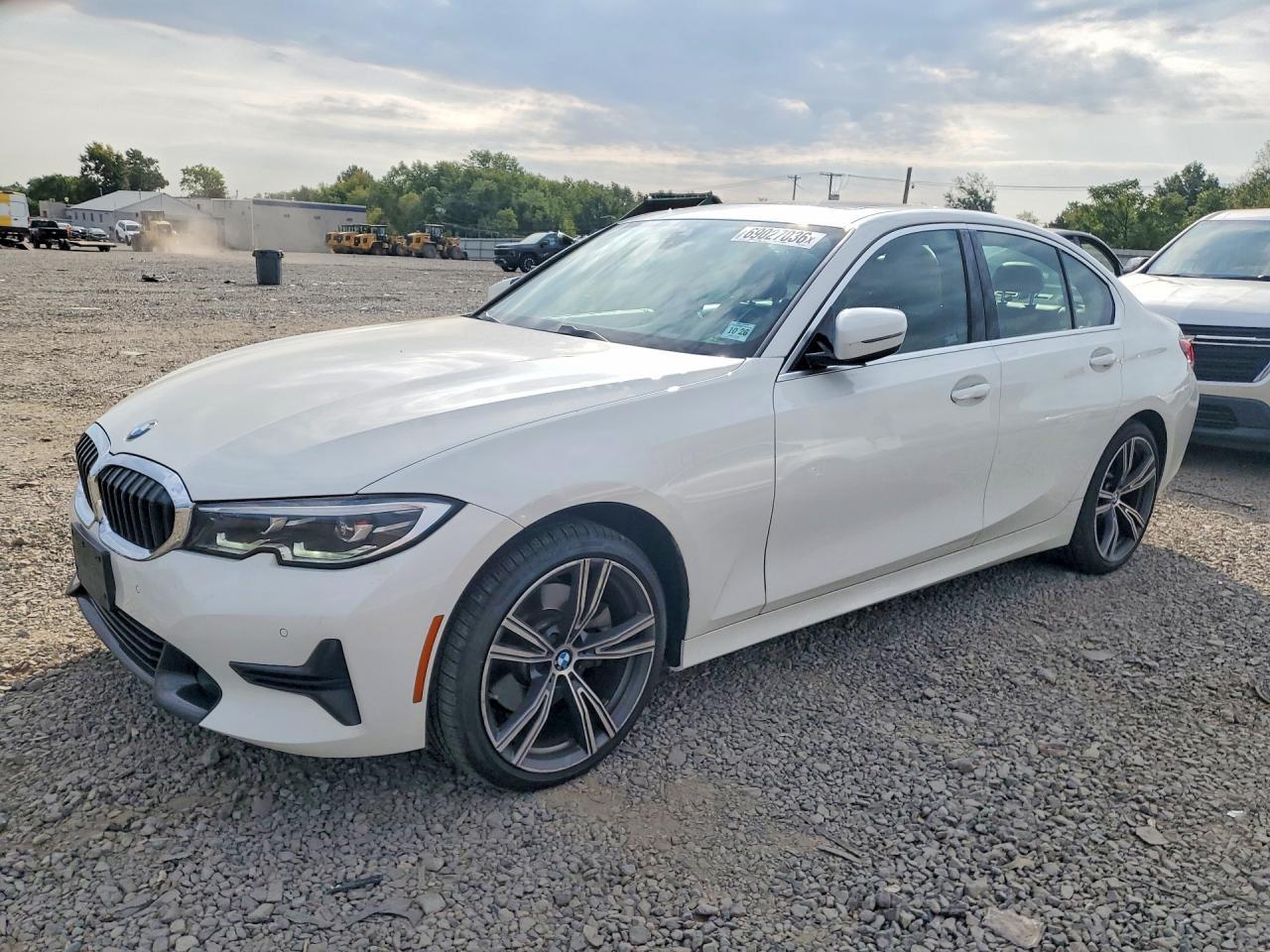 2021 BMW Seria 3 330i - zdjęcie główne