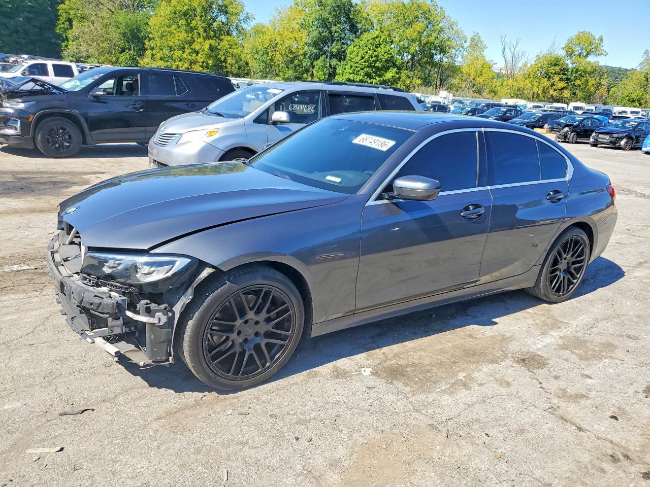 2020 BMW Seria 3 330i - zdjęcie główne