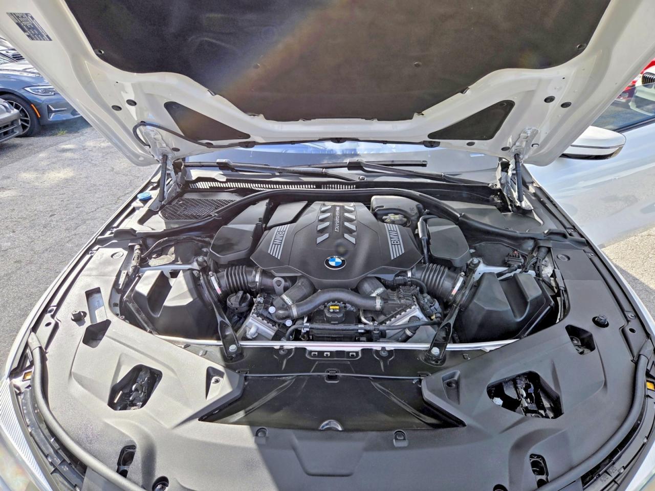2022 BMW M850Xi - zdjęcie 10