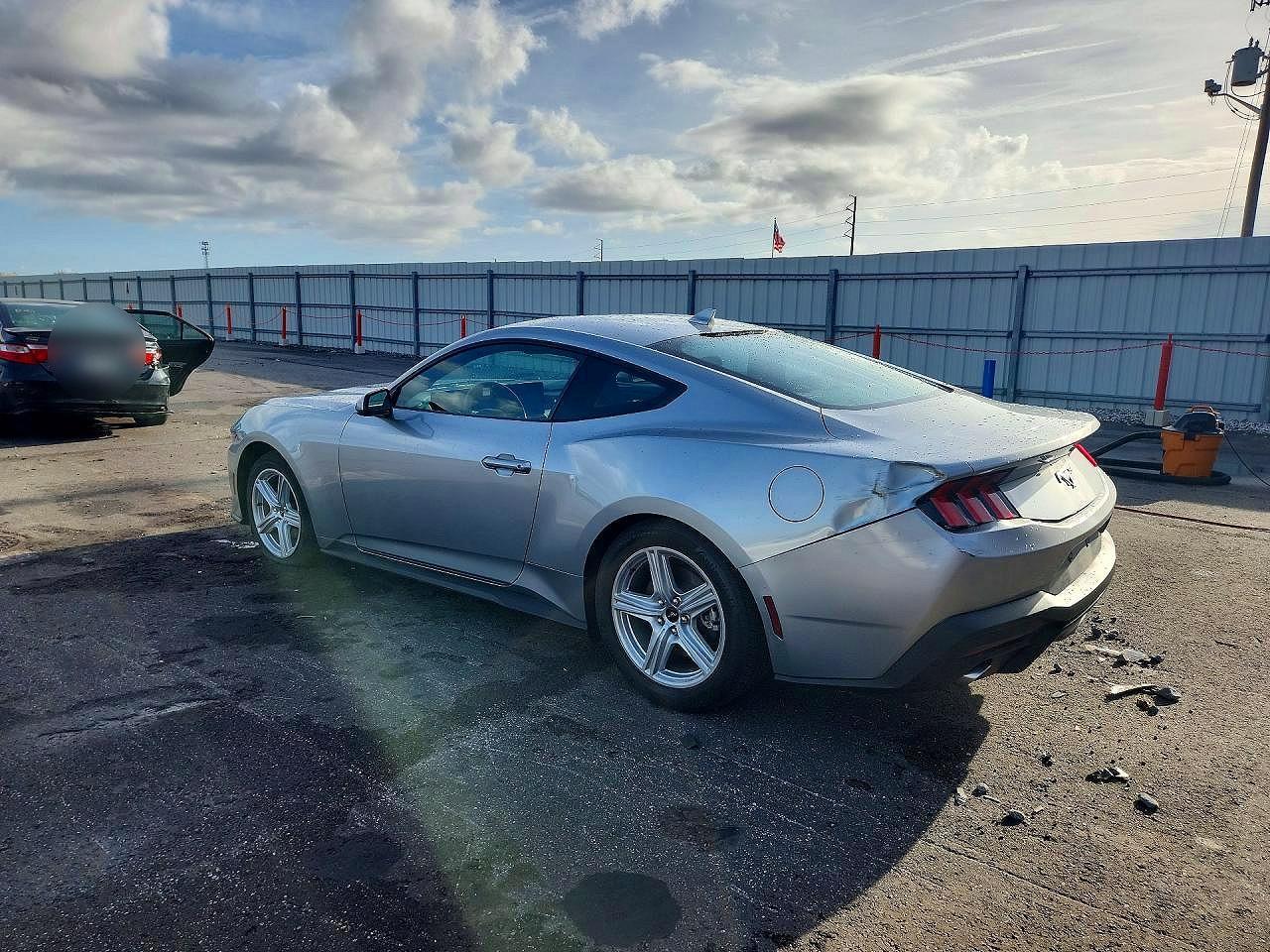 2026 Ford Mustang - zdjęcie 2
