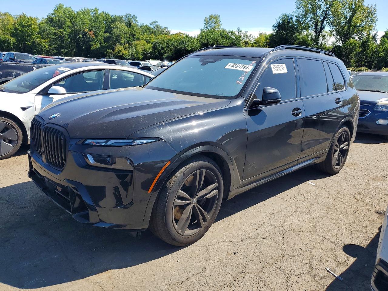2025 BMW X7 xDrive40I - zdjęcie główne