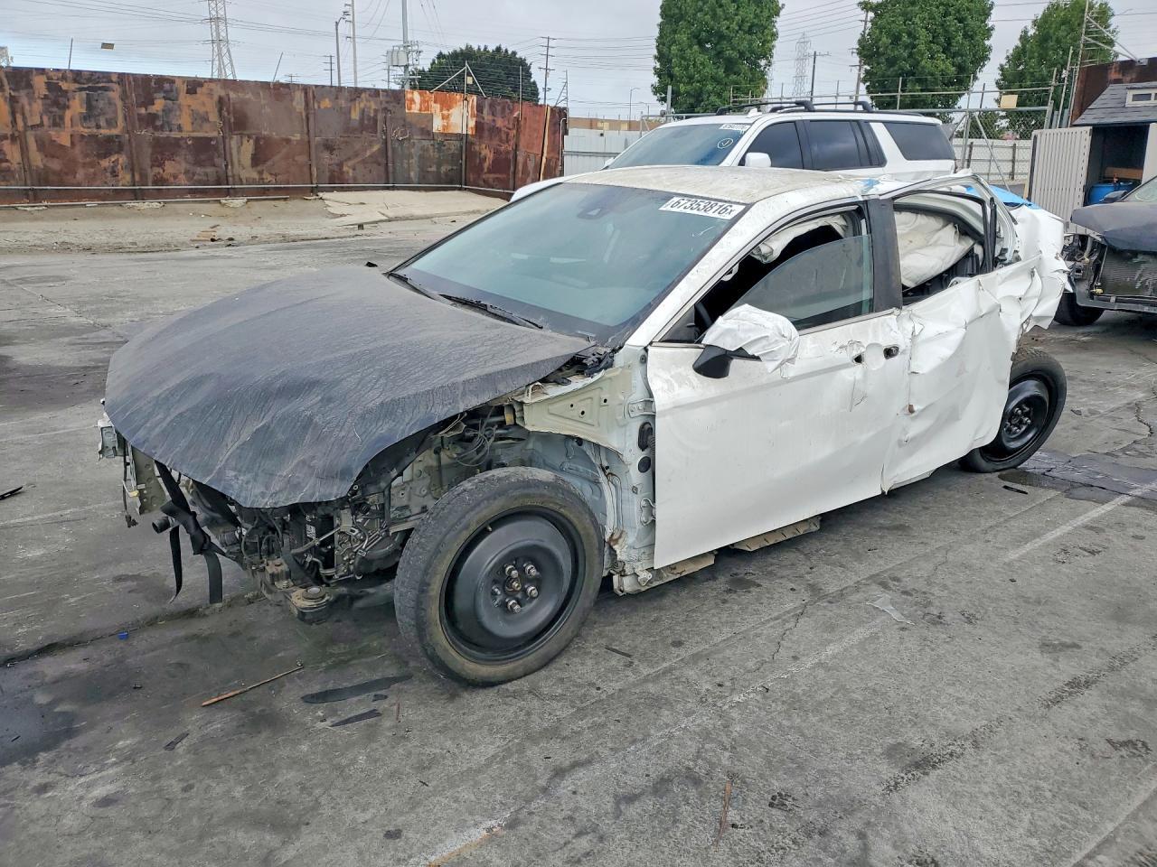 2022 Toyota Camry Le - zdjęcie główne