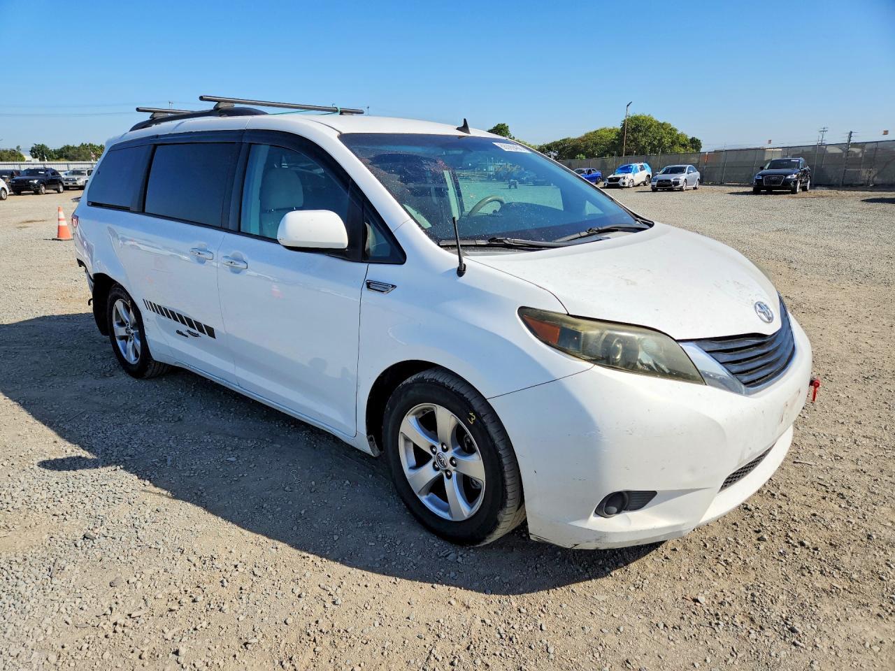 2014 Toyota Sienna Le 8-Passenger - zdjęcie 4
