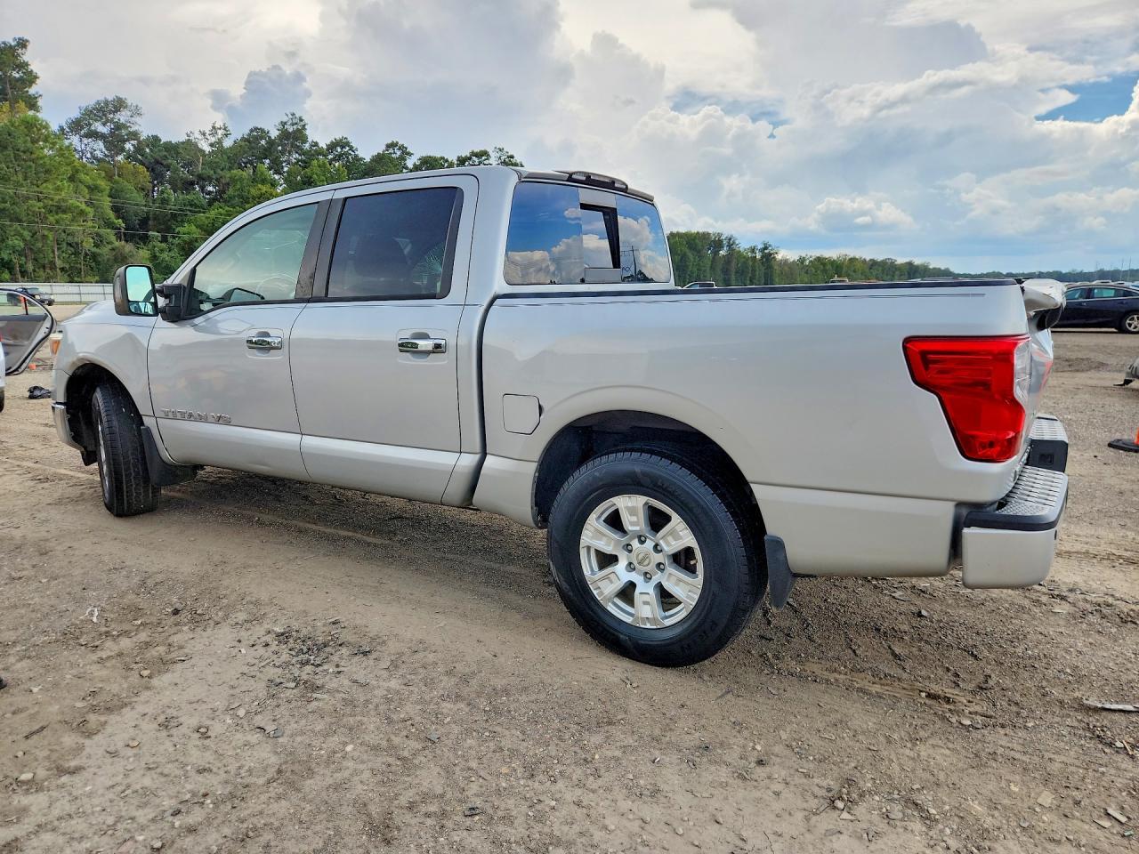 2018 Nissan Titan Sv - zdjęcie 2