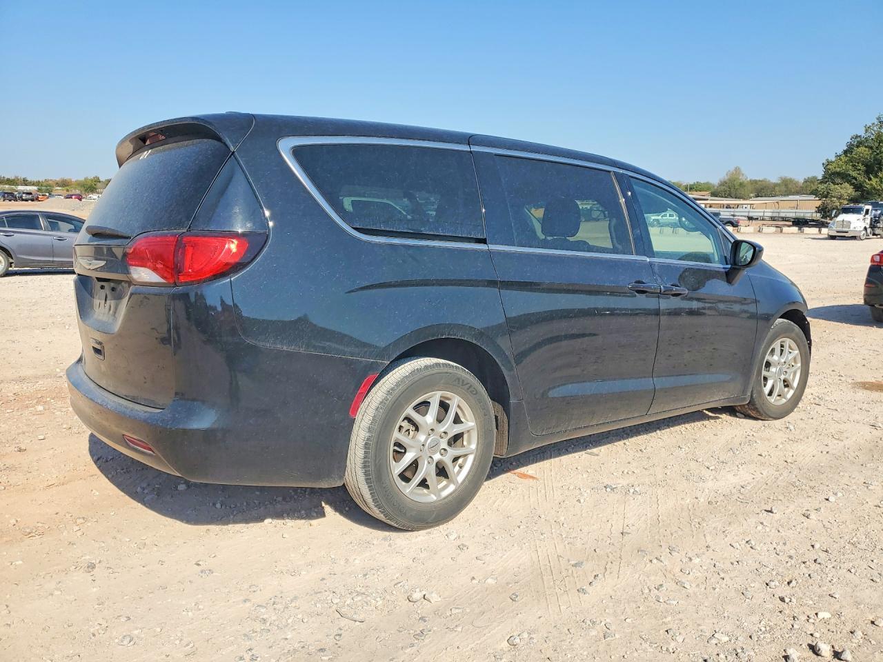 2022 Chrysler Voyager Lx - zdjęcie 3