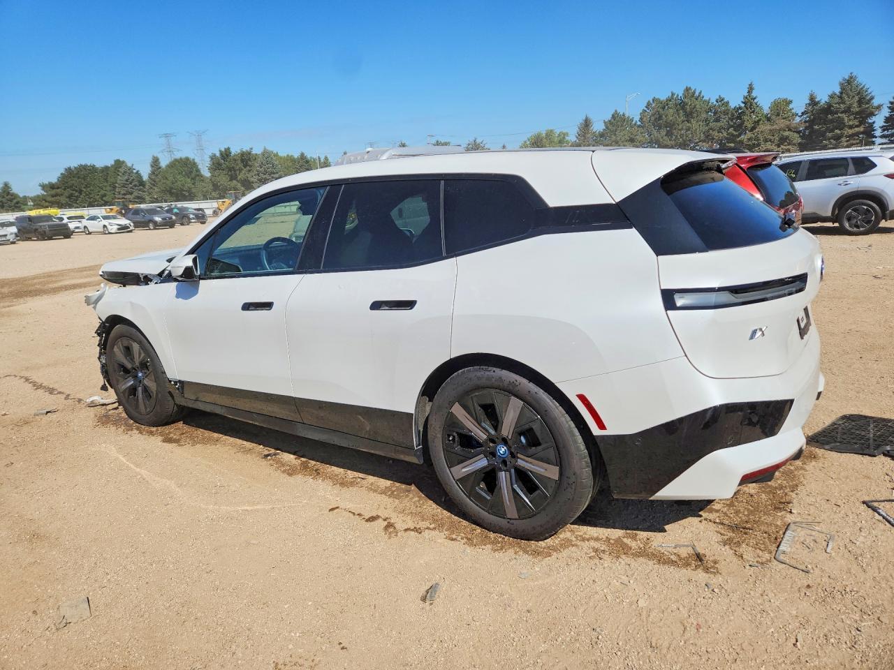 2025 BMW Ix xDrive50 - zdjęcie 2
