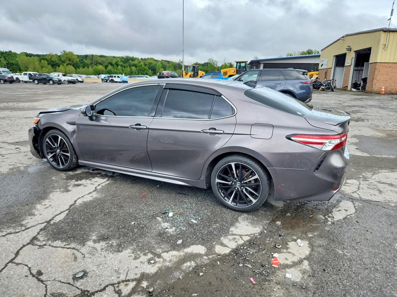 2020 Toyota Camry Xse - zdjęcie 2