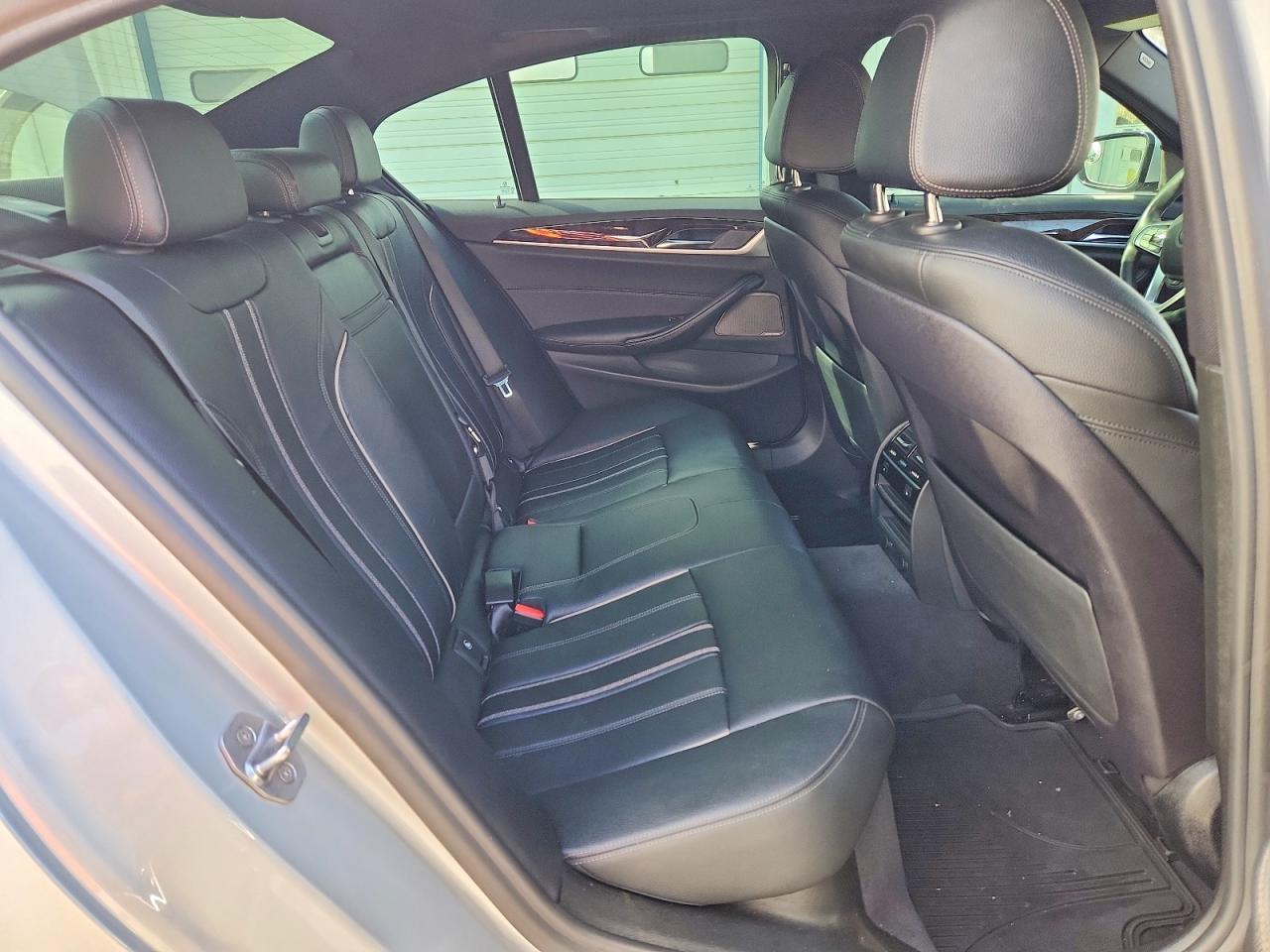 2017 BMW Seria 5 540i - zdjęcie 10