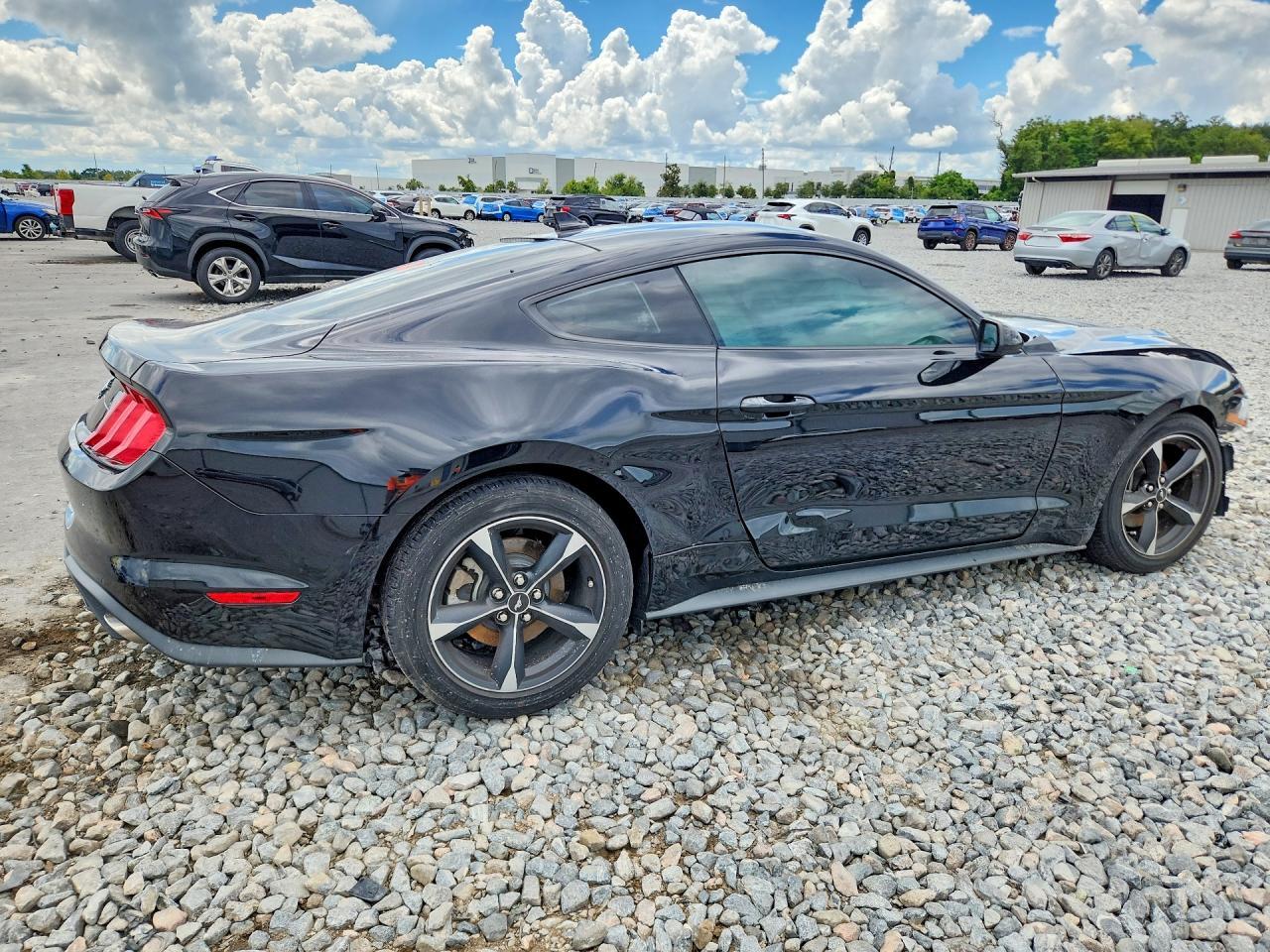 2022 Ford Mustang - zdjęcie 3