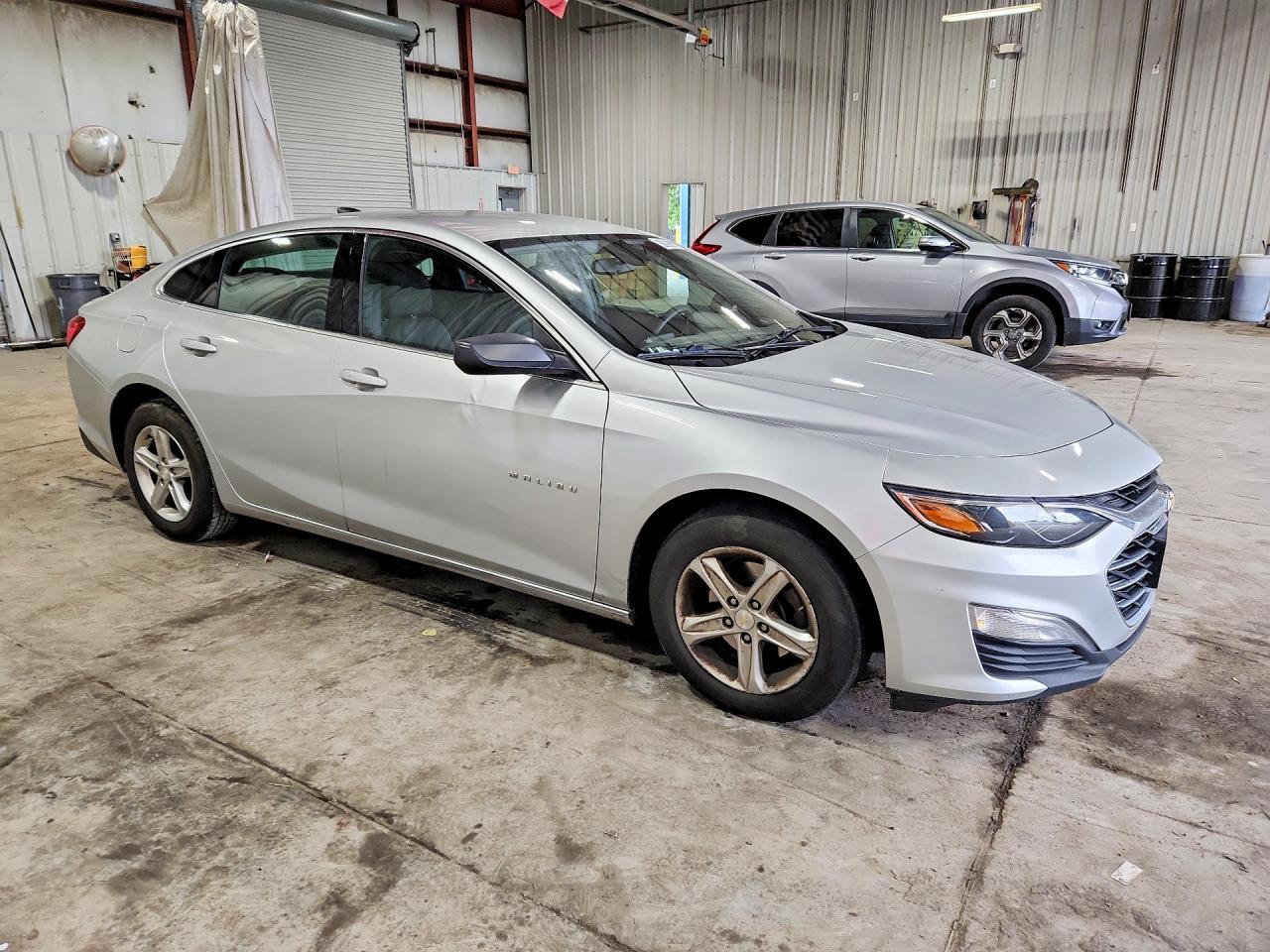 2021 Chevrolet Malibu Ls - zdjęcie 4