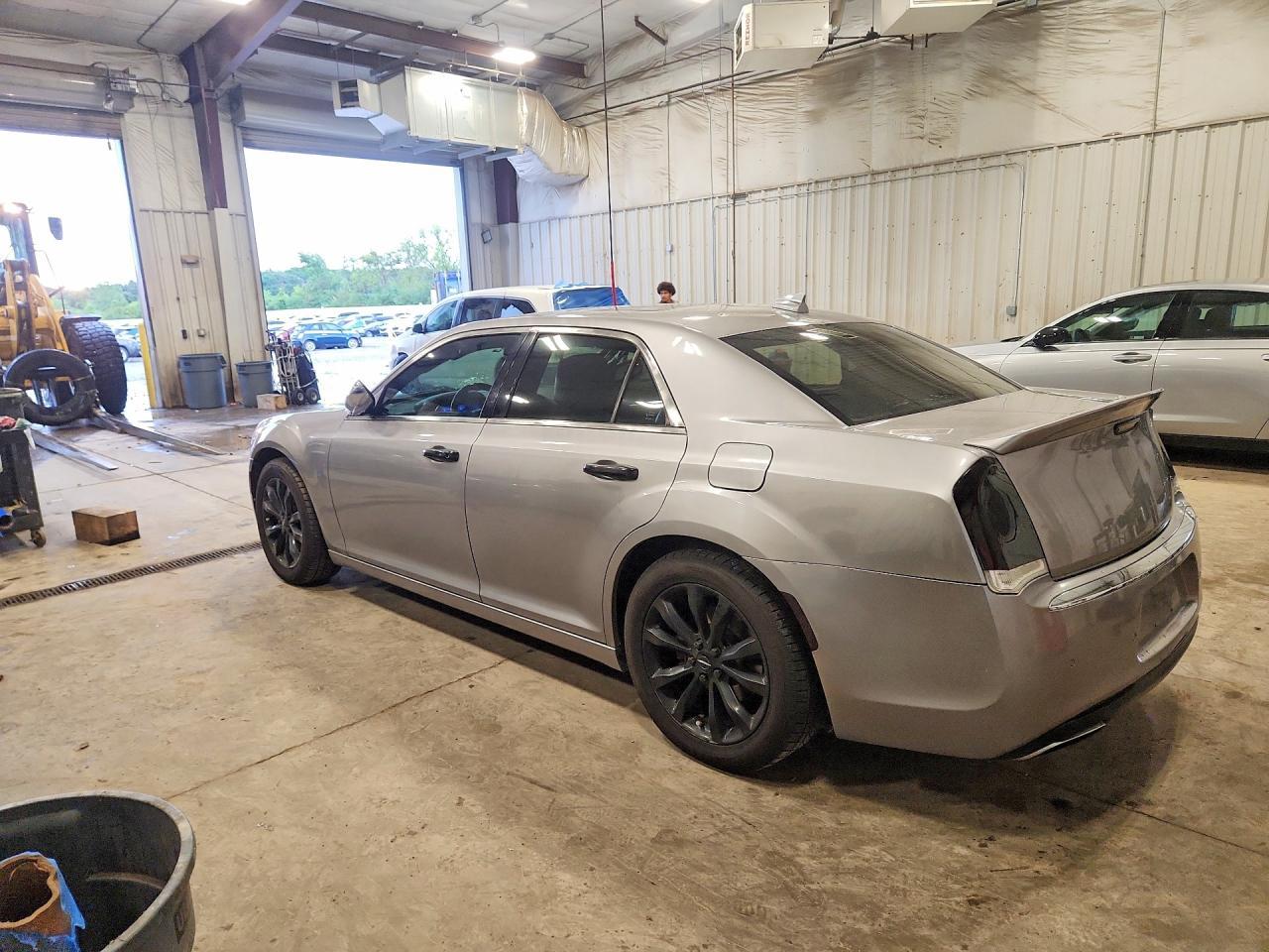 2017 Chrysler 300C - zdjęcie 2
