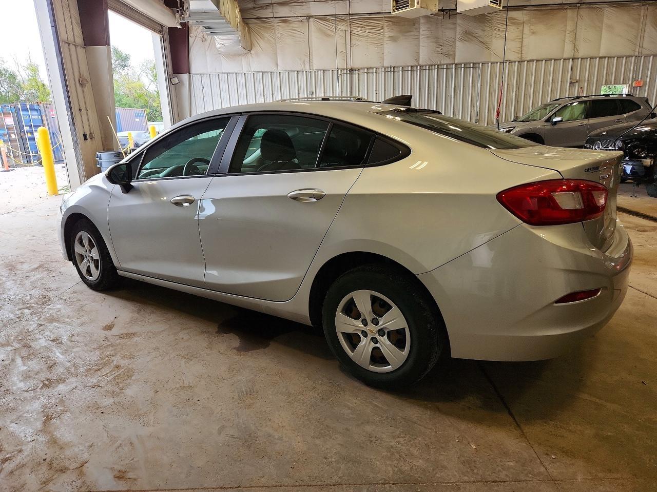 2017 Chevrolet Cruze Ls - zdjęcie 2