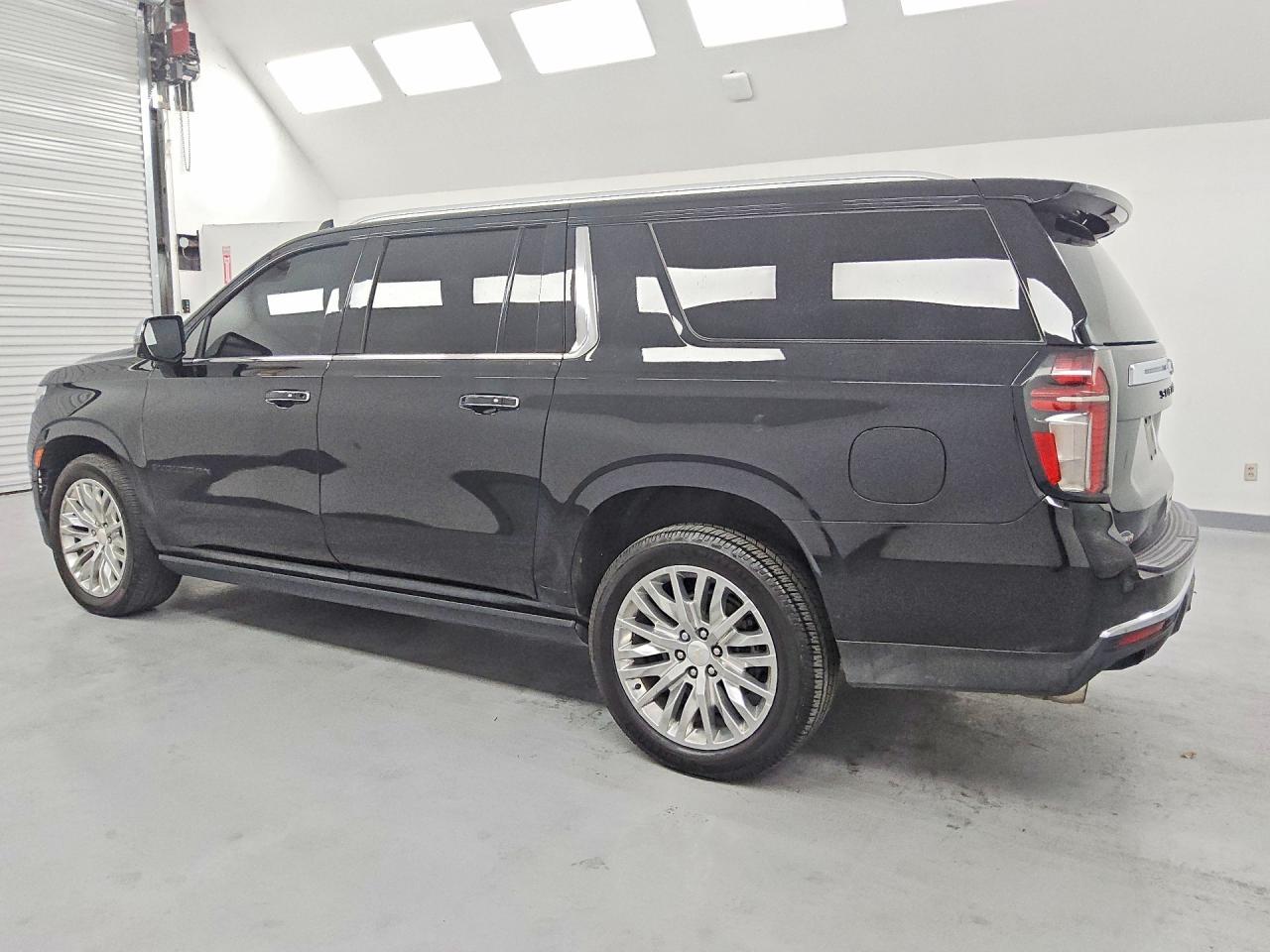 2023 Chevrolet Suburban K1500 Premier - zdjęcie 2
