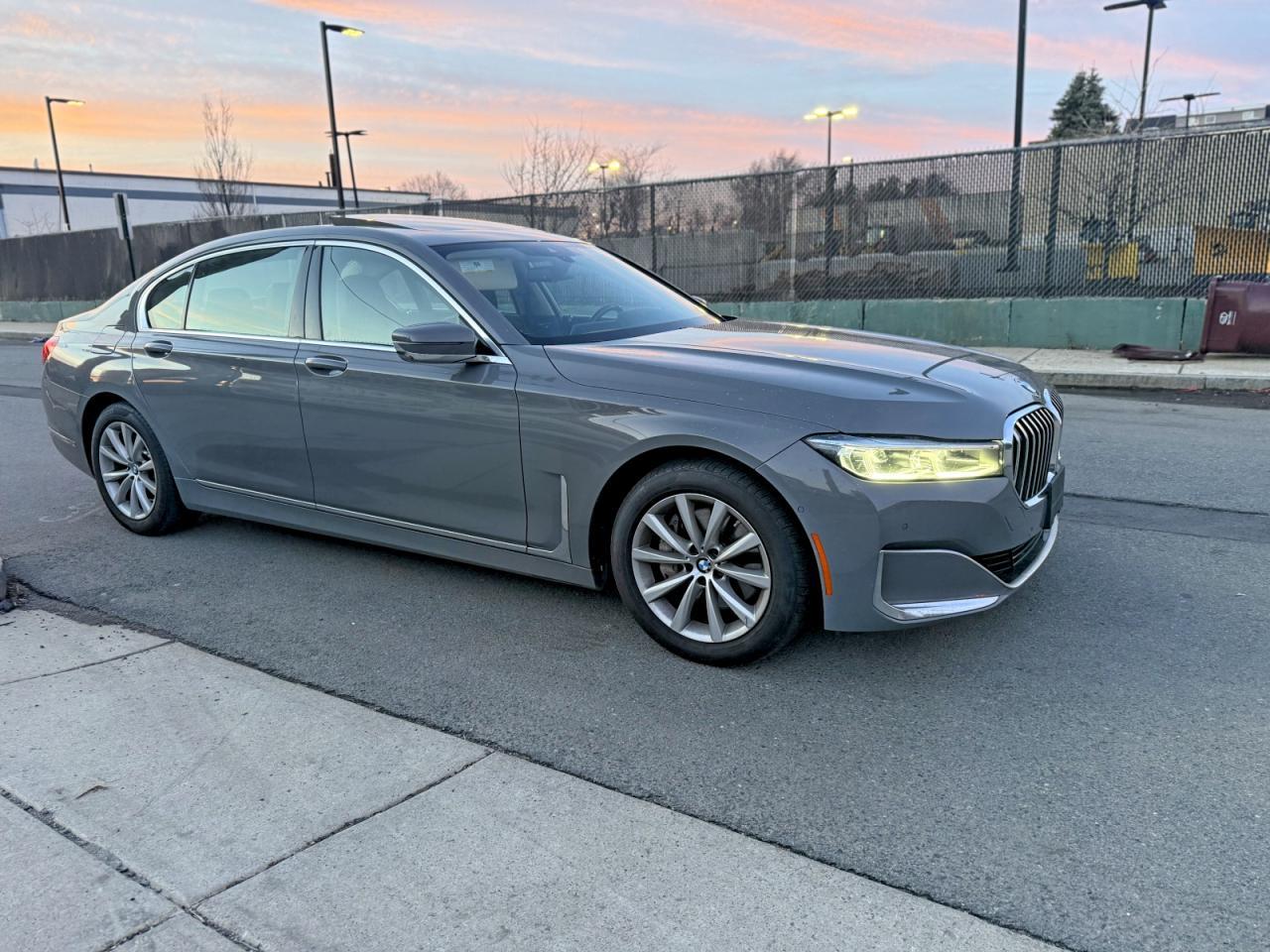 2022 BMW Seria 7 740i - zdjęcie główne
