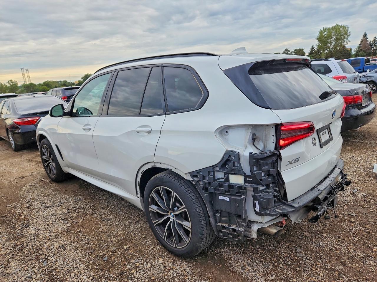 2022 BMW X5 xDrive40I - zdjęcie 2