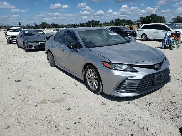 2022 Toyota Camry Le - zdjęcie 14