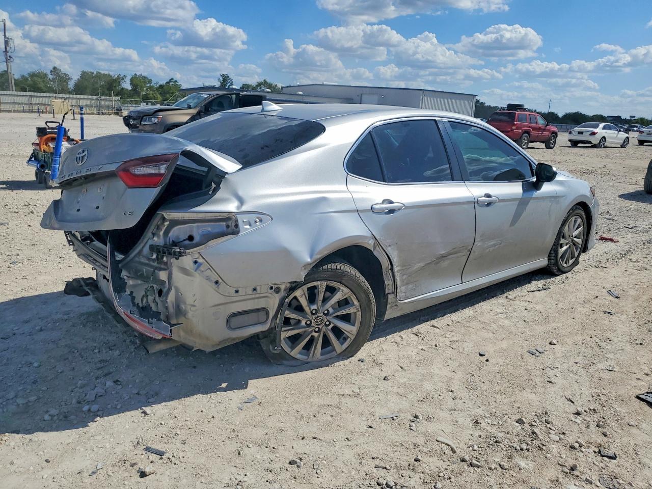 2022 Toyota Camry Le - zdjęcie 3